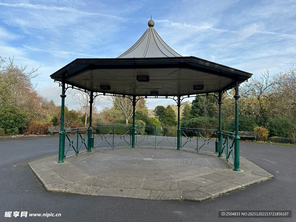 公园中的八角形凉亭
