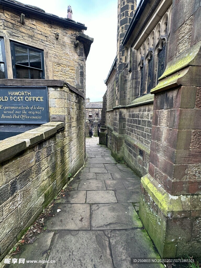 狭窄古朴的小巷通道