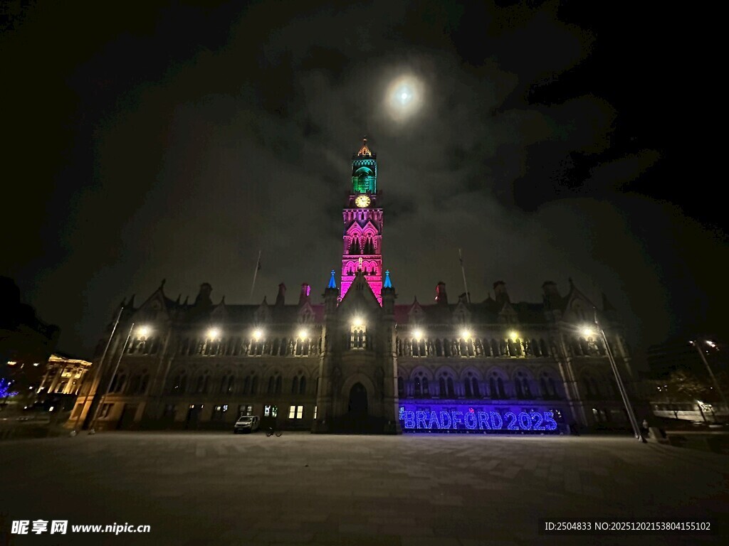 夜晚璀璨灯光的高塔景观