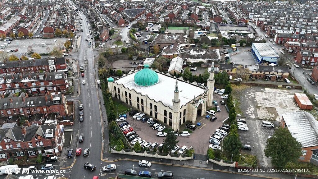 城市中的绿色穹顶建筑