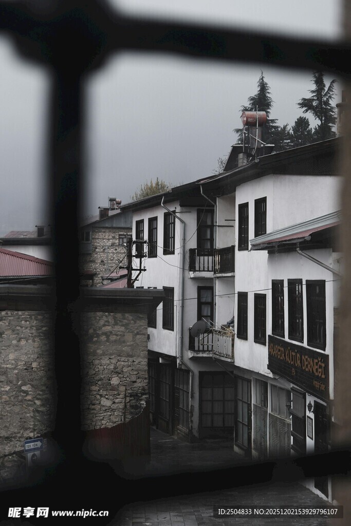 透过窗看特色建筑景观