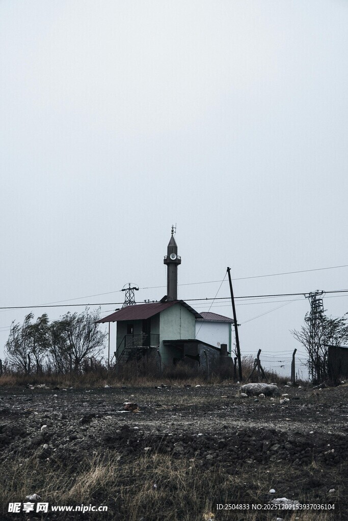 山顶上的孤独小屋