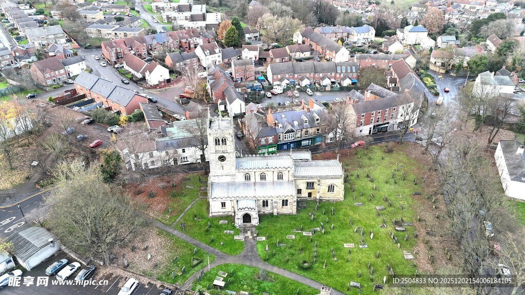 俯瞰小镇中的白色建筑