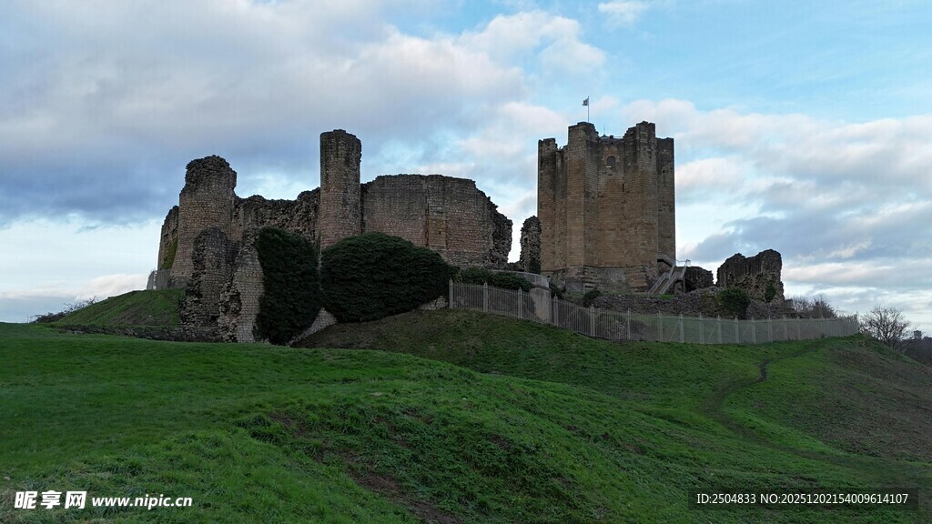 古老城堡矗立绿色山丘上