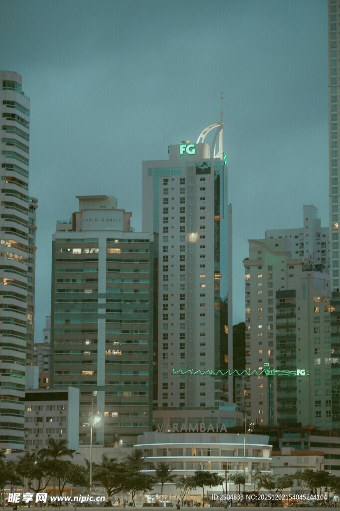 夜幕下的都市高楼景观