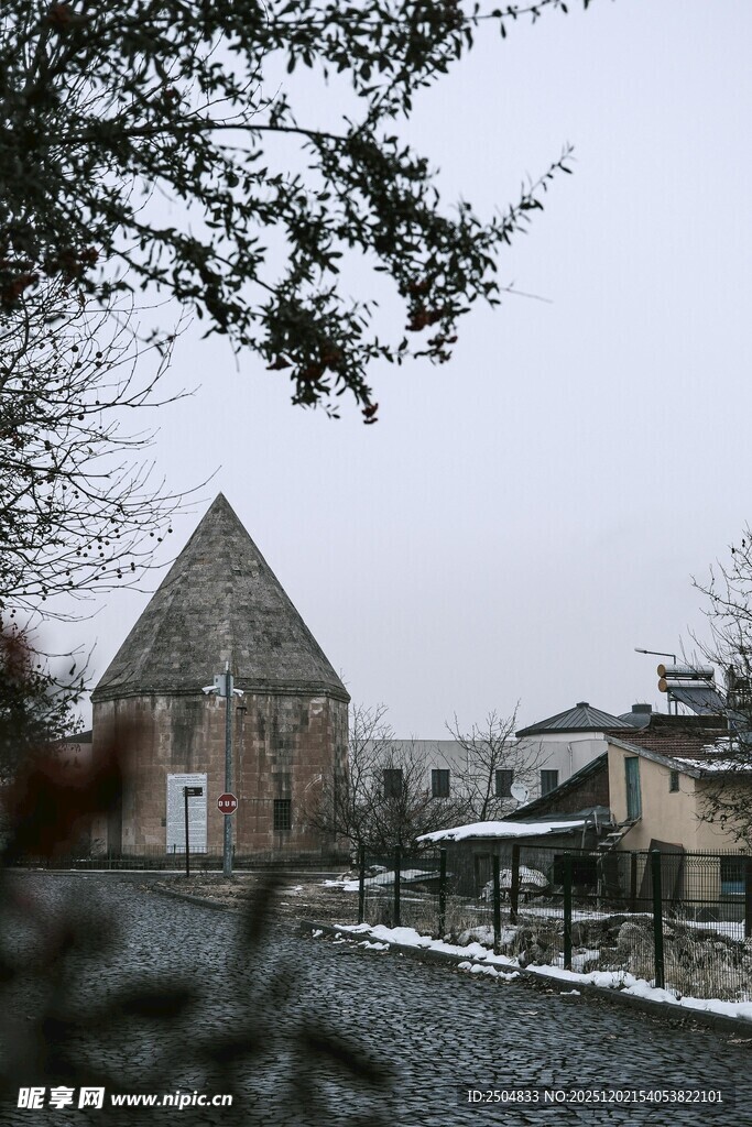 冬日乡村中的三角屋顶建筑