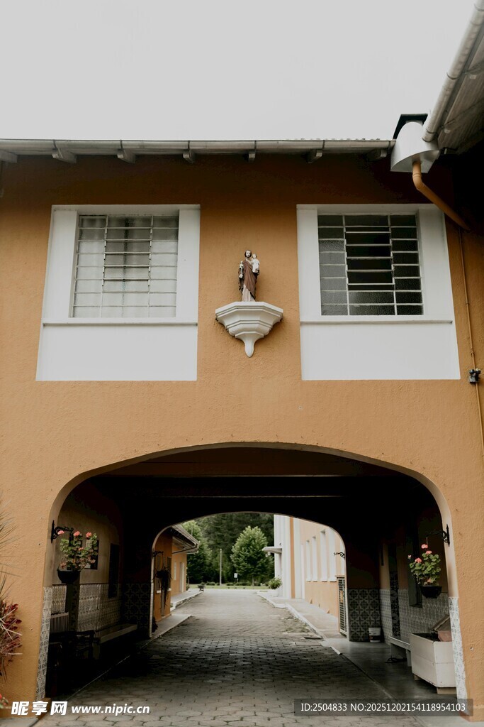 拱形门洞下的温馨住宅