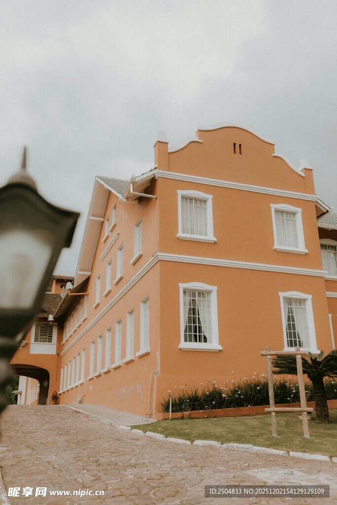 橙黄建筑与复古路灯景观