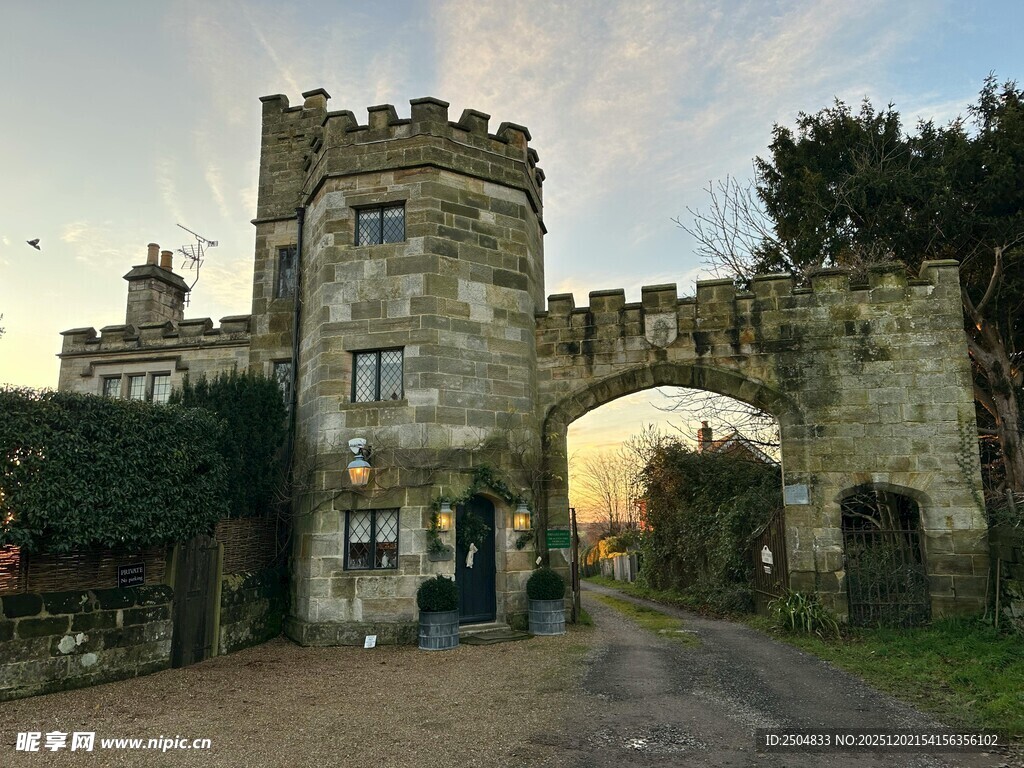 古老城堡大门 尽显历史韵味