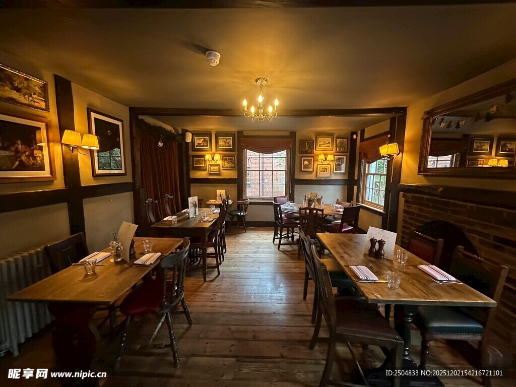 温馨复古风格的餐厅内部