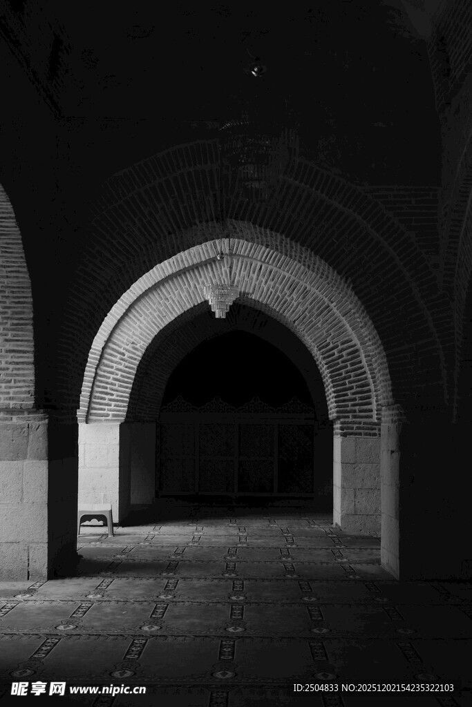 黑暗中的拱形门洞
