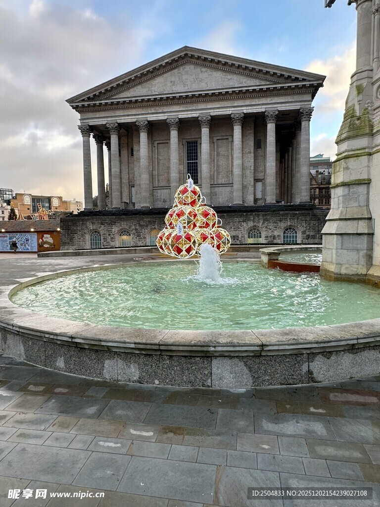 古典建筑前的喷泉景观