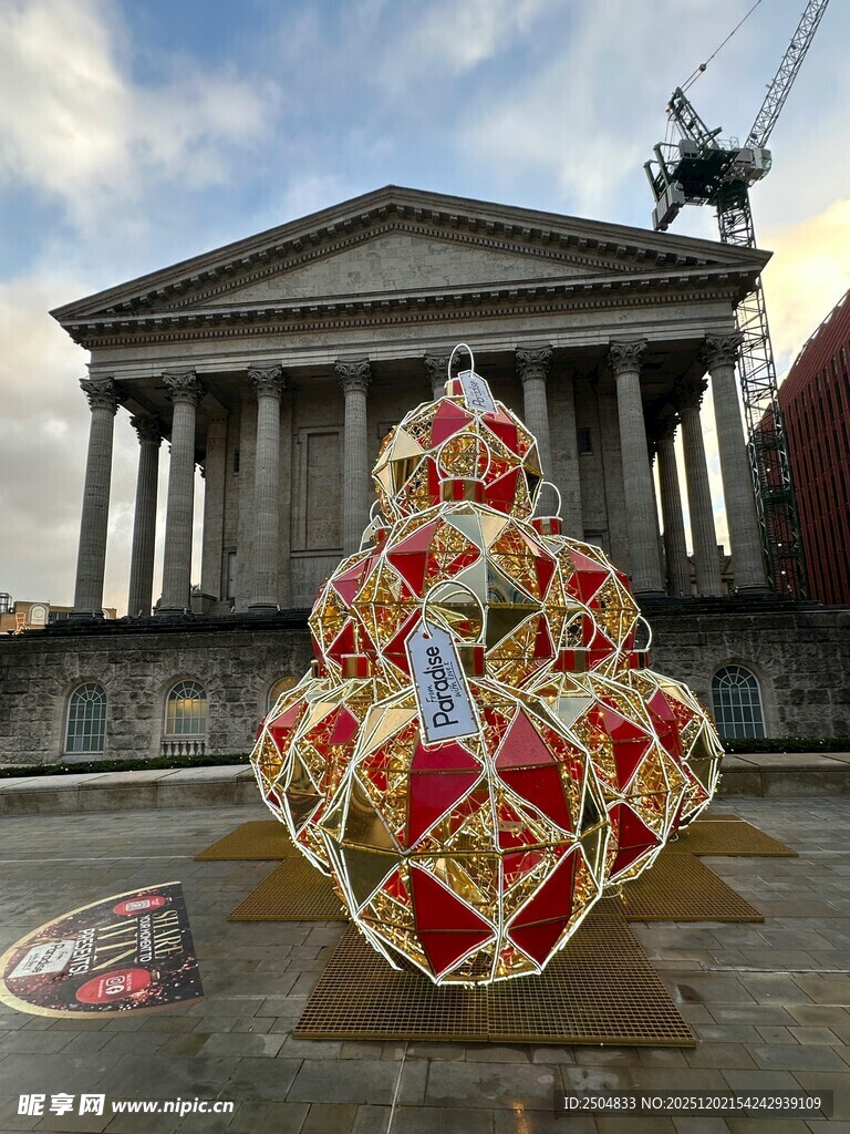 古典建筑前的彩色装饰雕塑