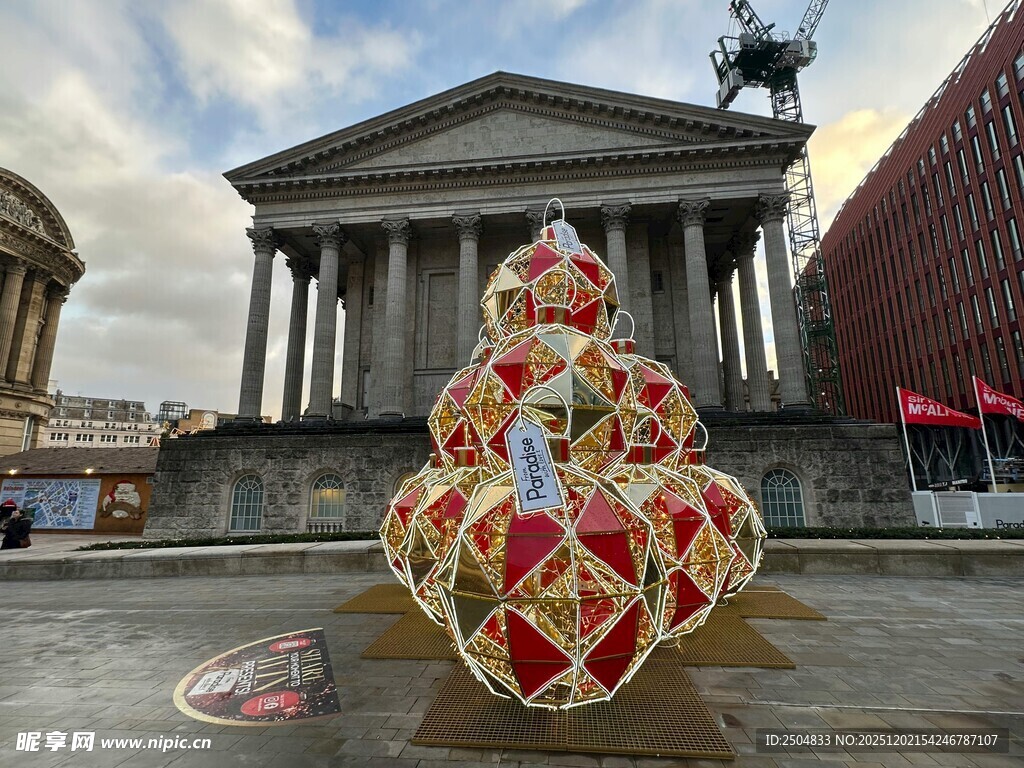 城市广场上的精美套娃雕塑