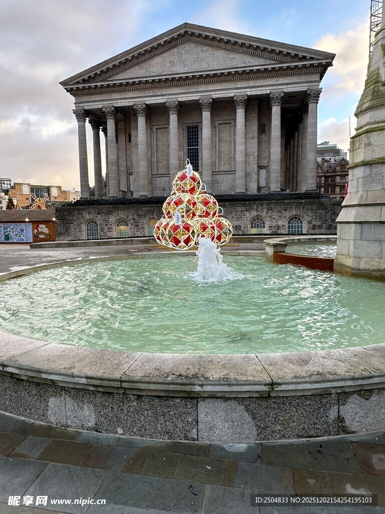 古典建筑前的喷泉景观