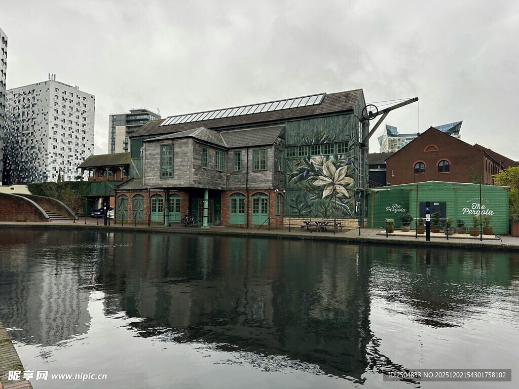 河畔工业风建筑倒影美景