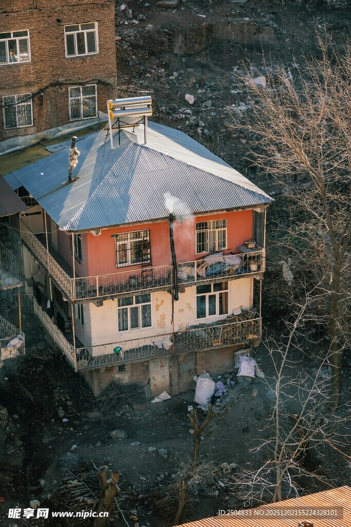 复古风格的多层建筑外观