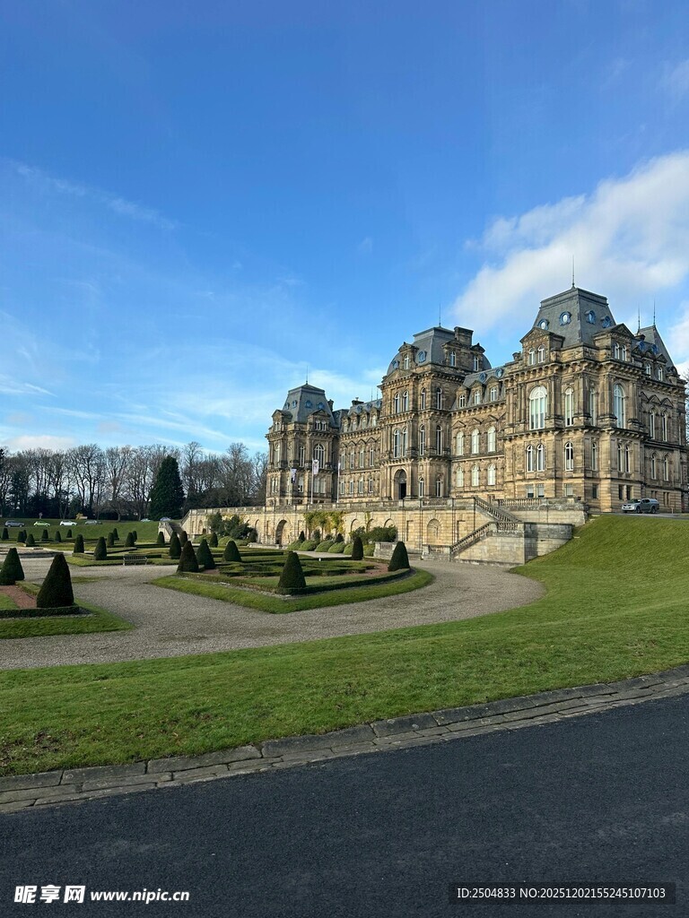 宏伟城堡建筑与开阔景观