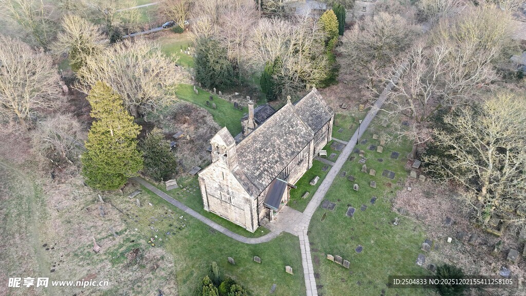 空中俯瞰古朴林间小屋