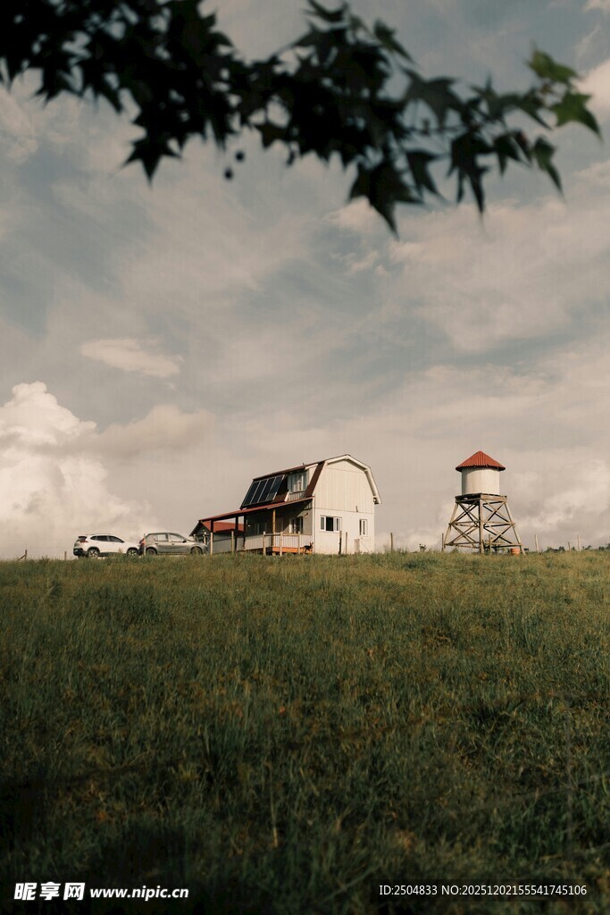草原上的白色帐篷与风景