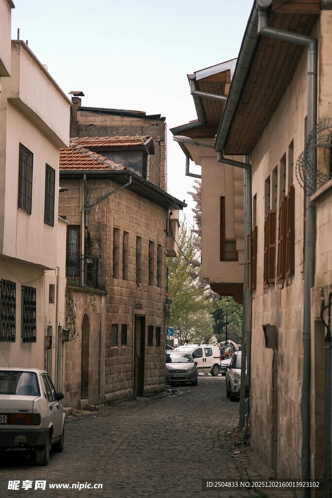 古老街巷中的静谧景象