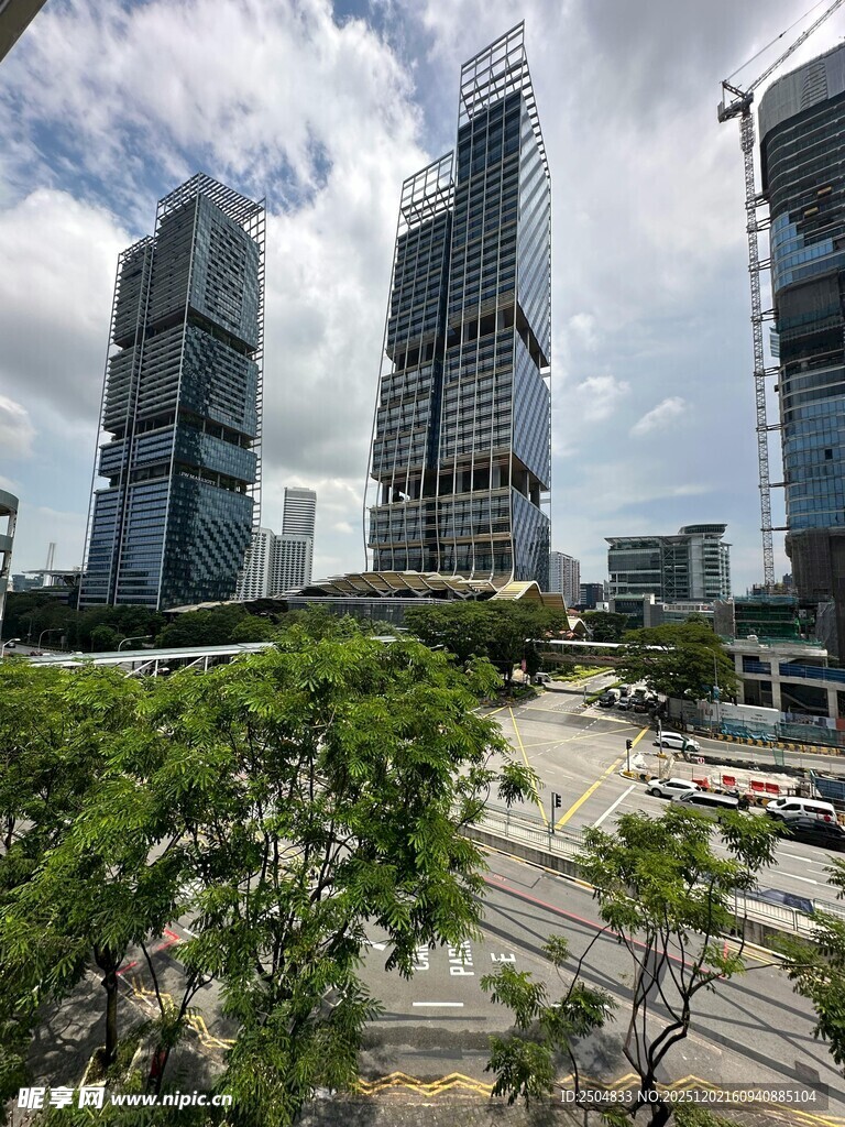 城市高楼与绿植景观