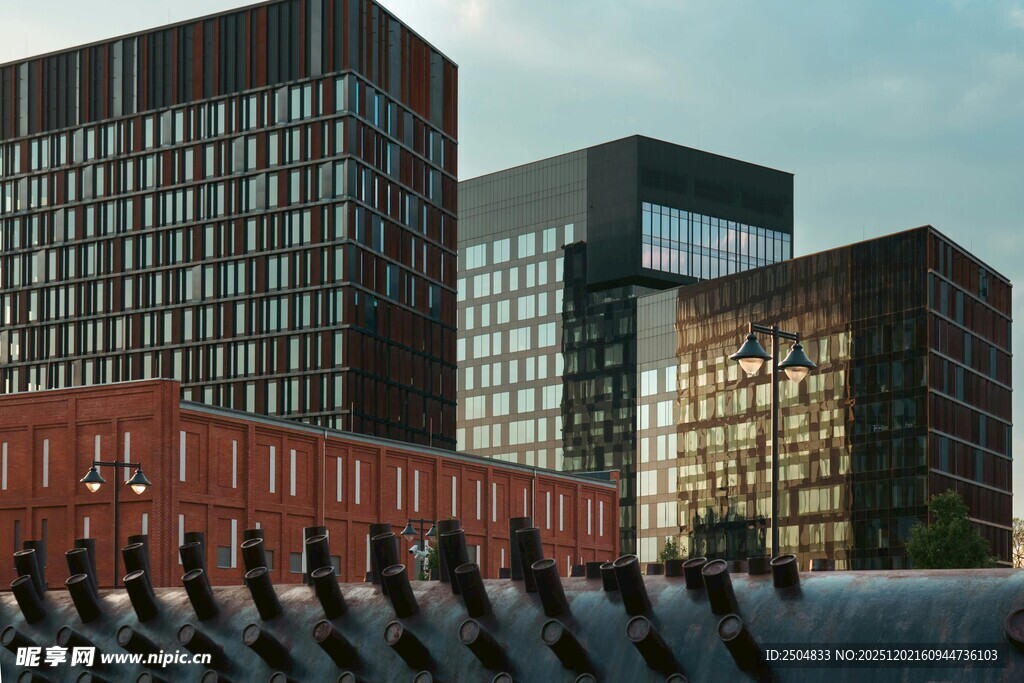 城市高楼与红砖建筑景观