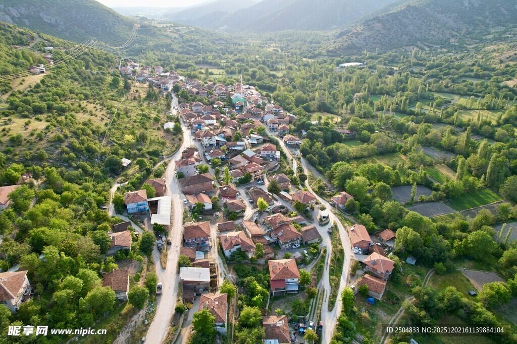 山间美丽村落鸟瞰图