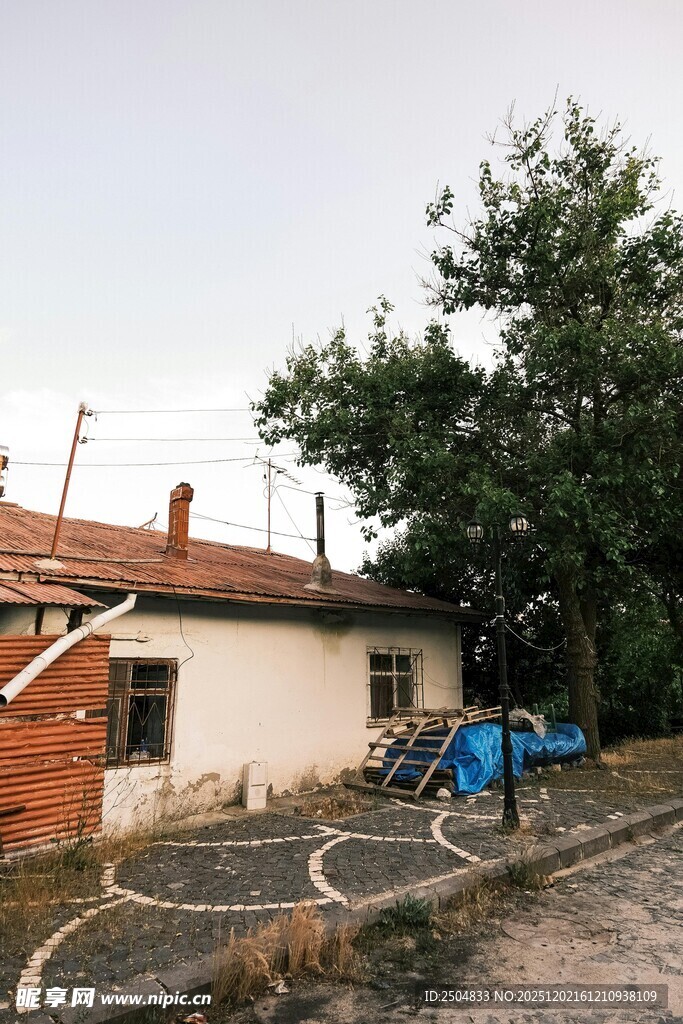 乡村小屋旁的休闲场景
