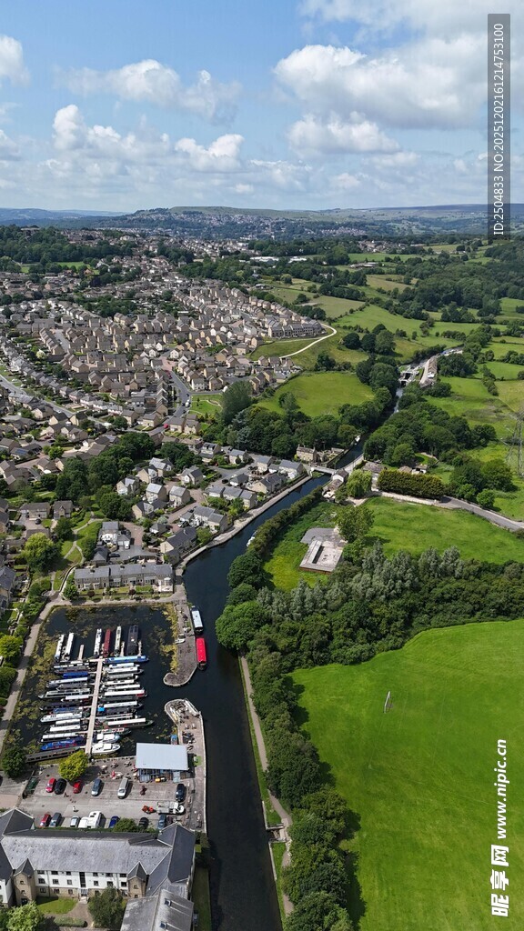 俯瞰城镇中的河流景观