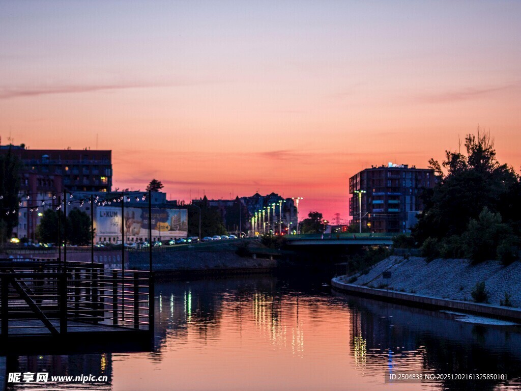 河畔暮色中的城市美景