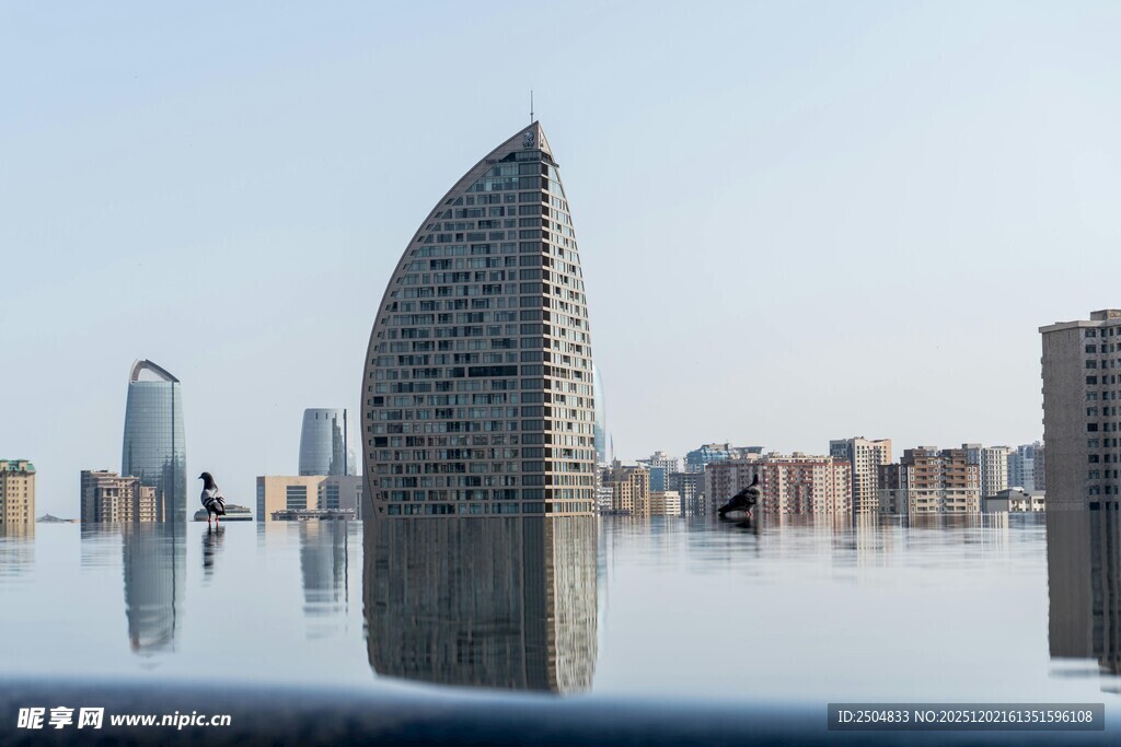 城市独特建筑与平静水面