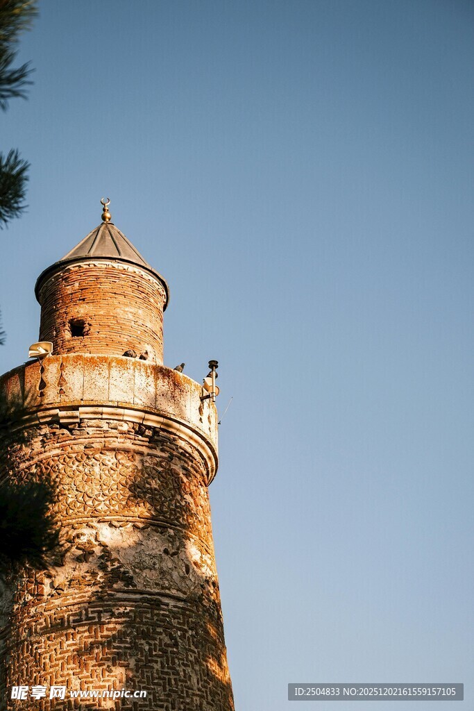 古老塔楼 蓝天映衬下的景致