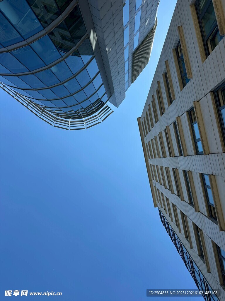 仰视都市高楼大厦