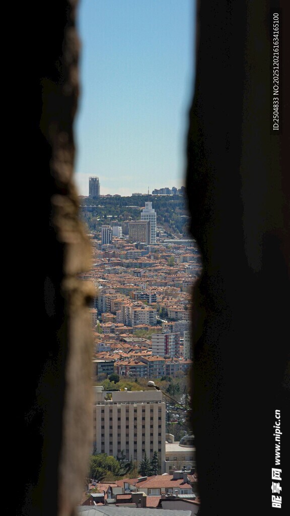 透过缝隙看城市景观