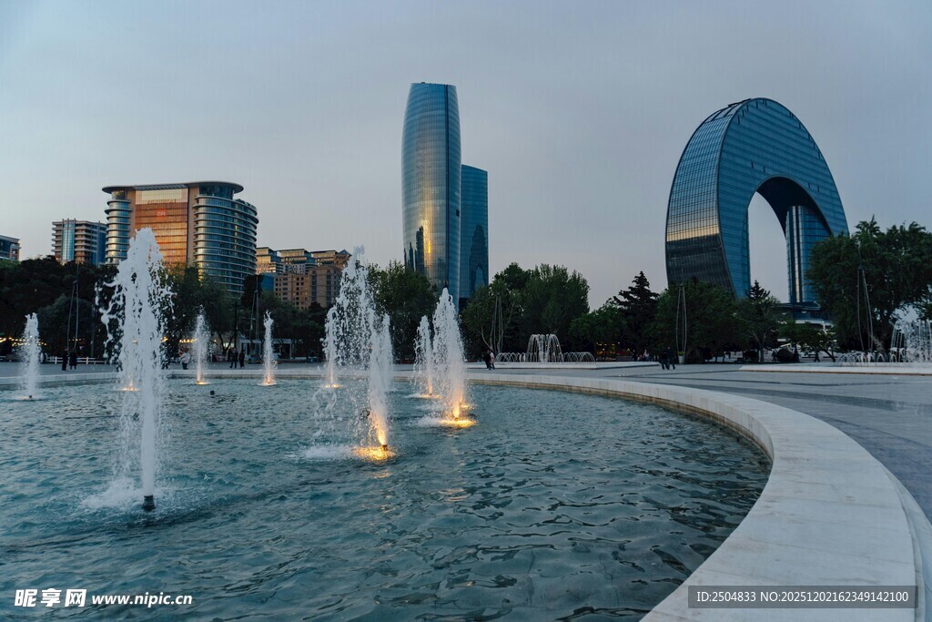 阿塞拜疆火焰塔旁喷泉景观