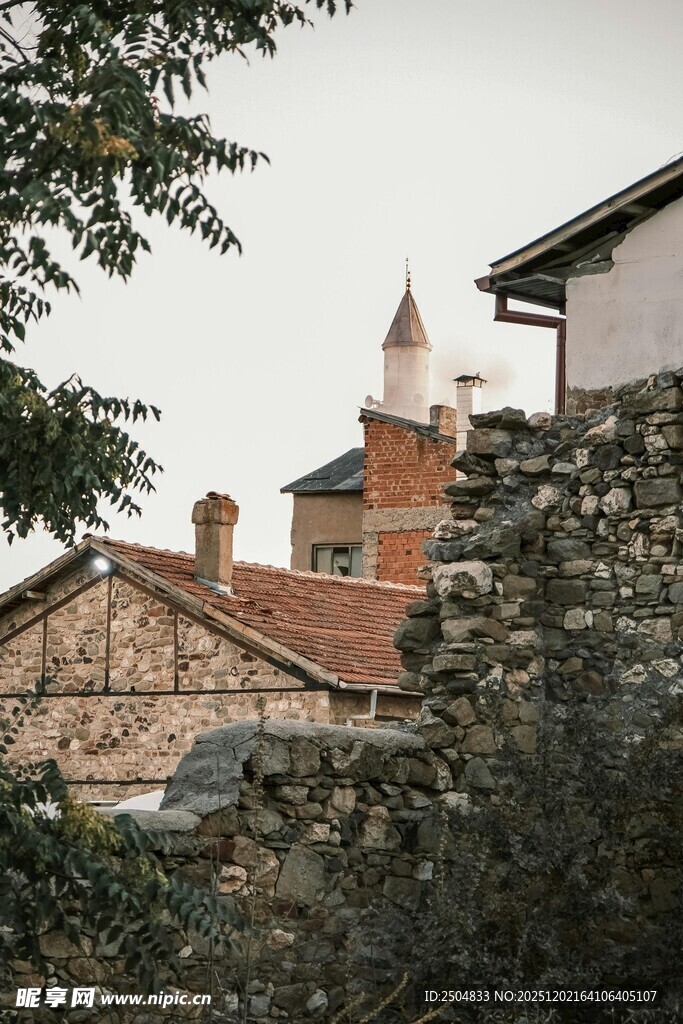 古老建筑与石墙景观