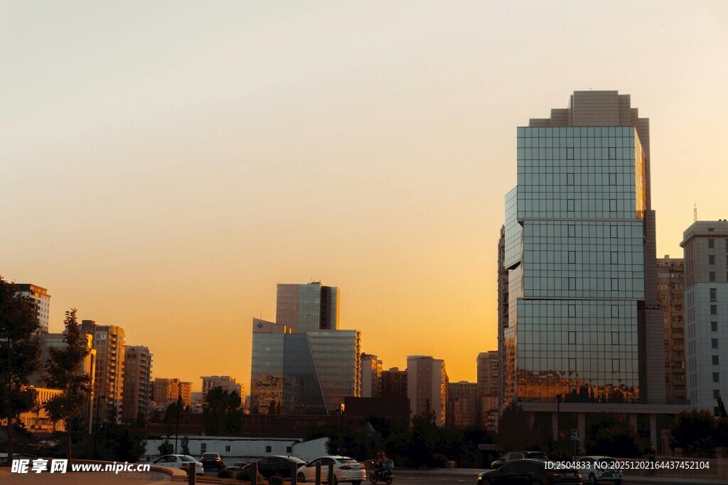 黄昏下的城市高楼景观