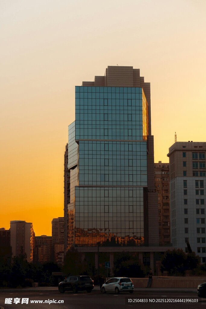 夕阳下的城市高楼景观