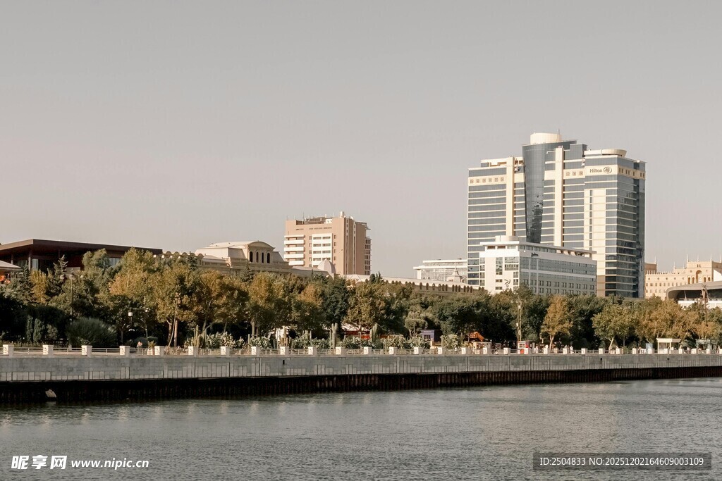河畔高楼林立的城市景致