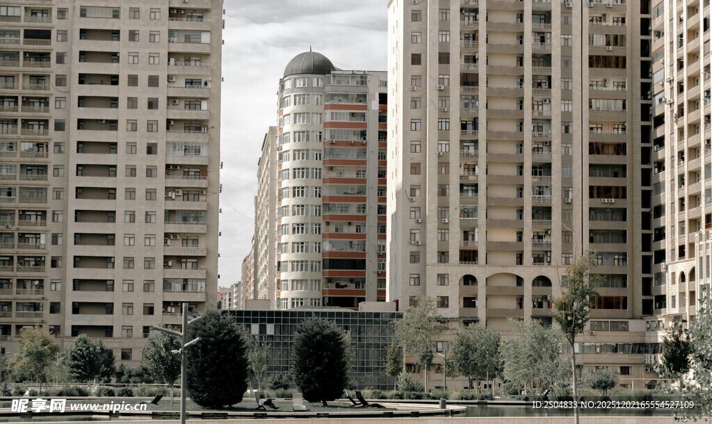 城市高楼间的独特建筑景观