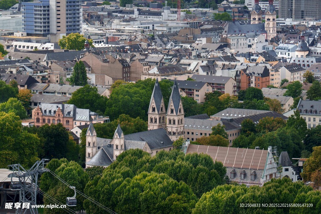 城市绿树环绕的建筑景观
