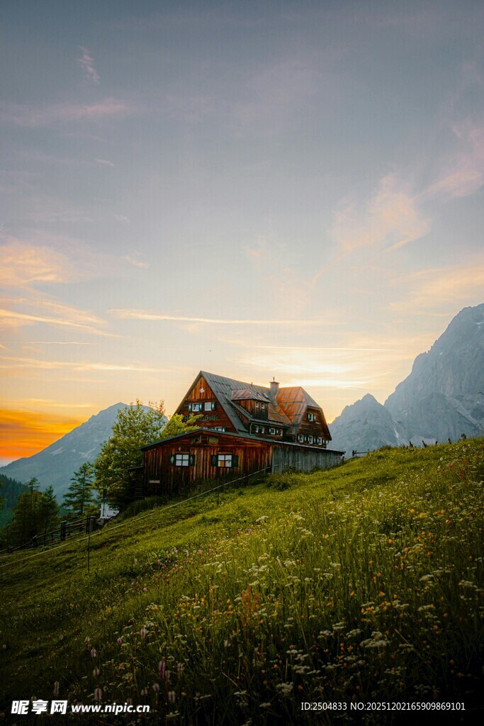 山间小屋的美丽黄昏景色