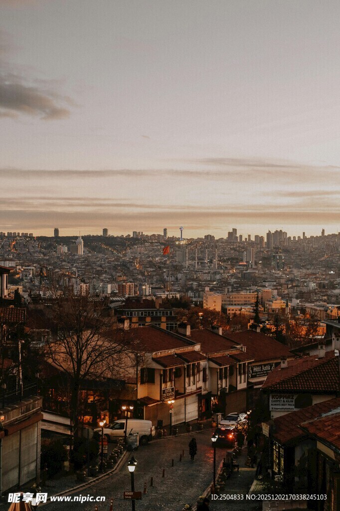 黄昏下的城市街景