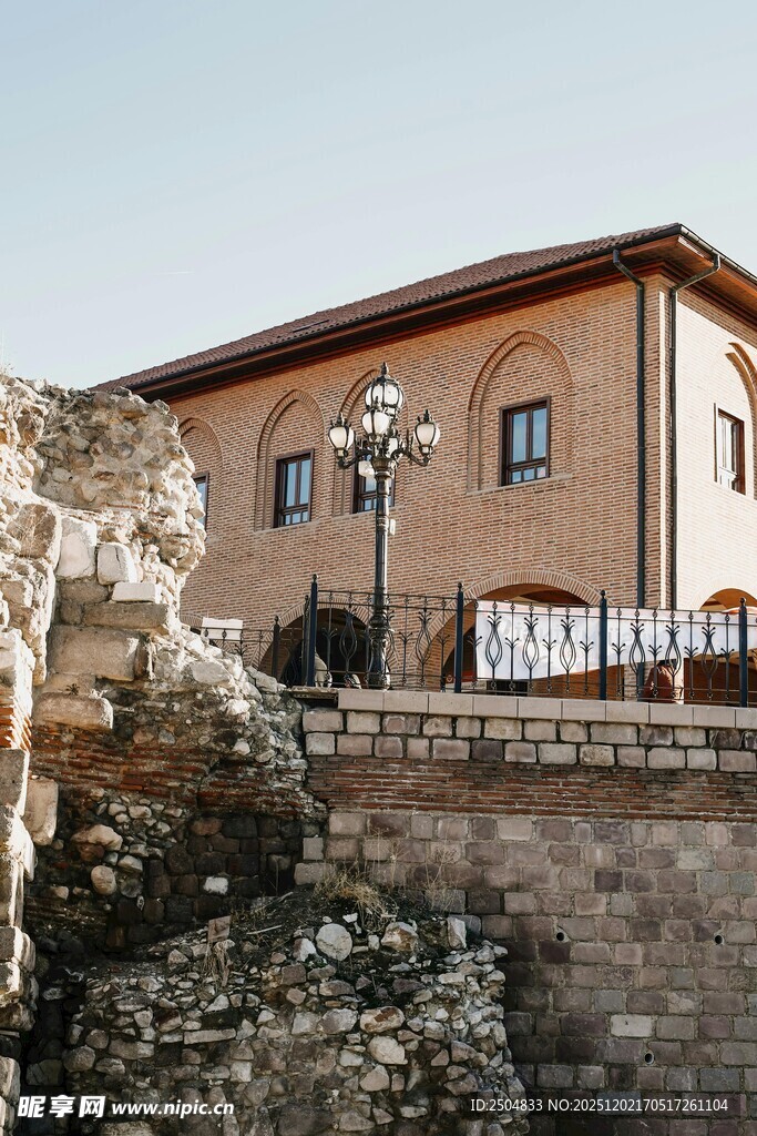 古老建筑旁的石砌遗迹