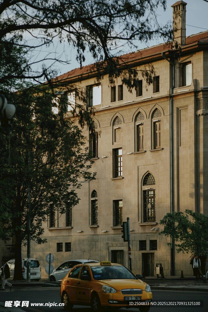 古典建筑旁的黄色出租车