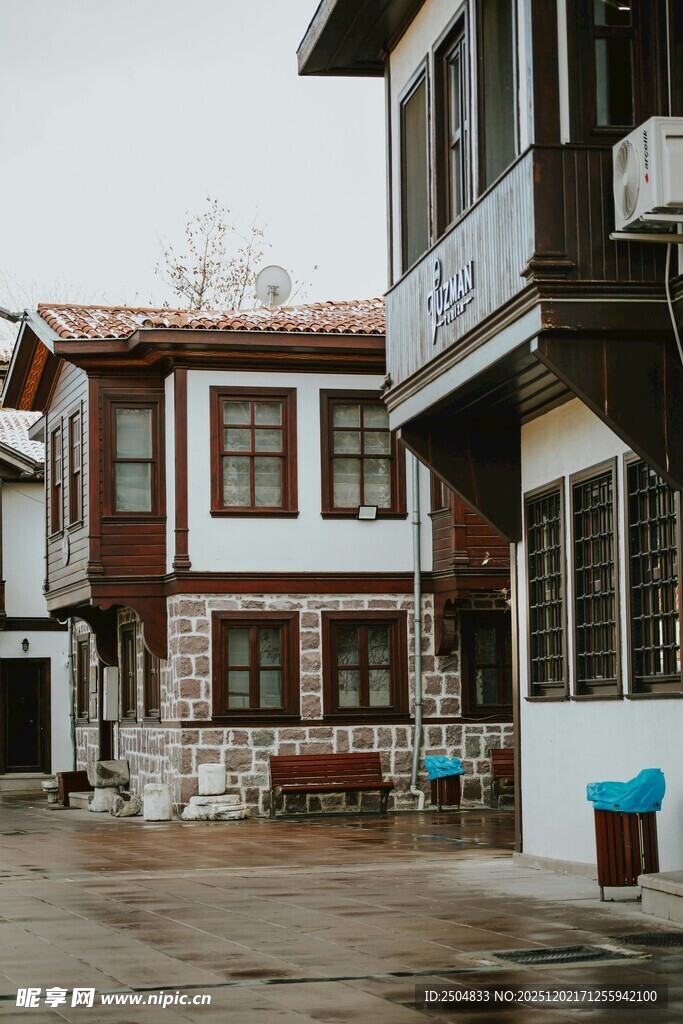 传统风格建筑的街道景象