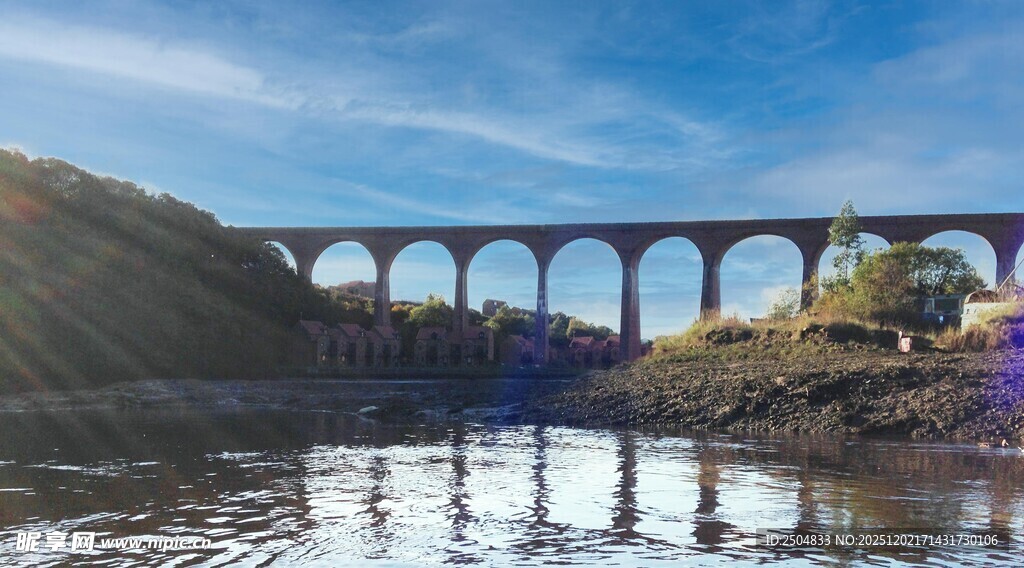 河畔拱形桥风景如画