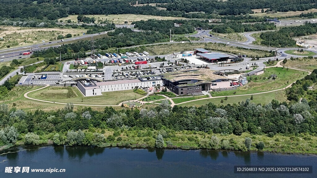 河畔城镇鸟瞰图