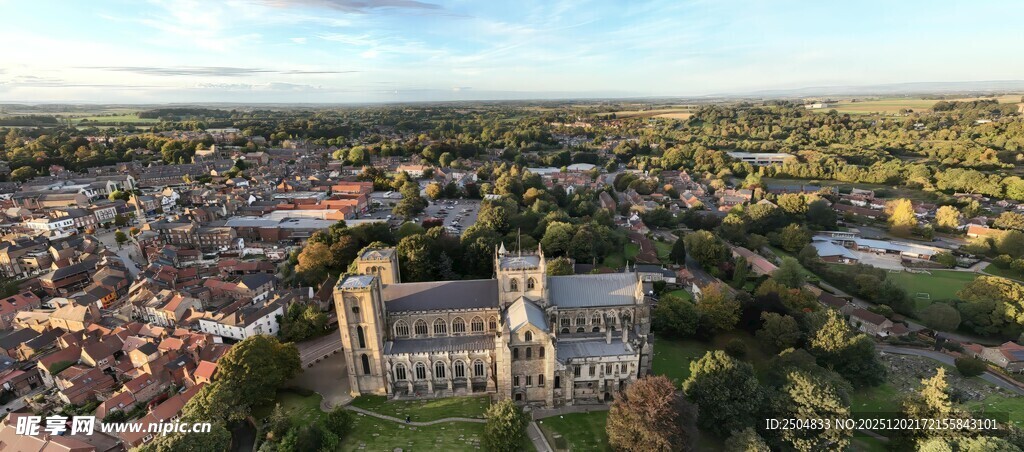 俯瞰城市中的宏伟建筑